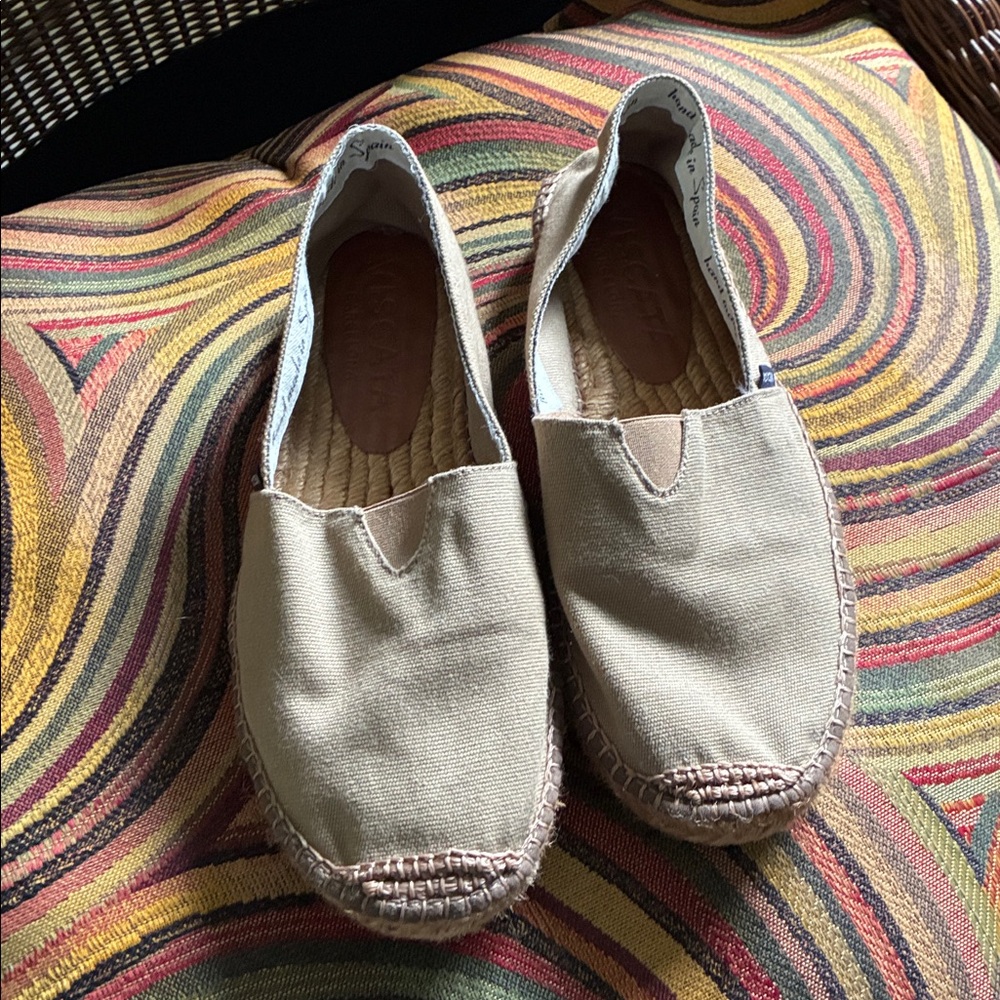 Viscata tan handmade in Spain alpargata 🌸 Fits like a size 8.